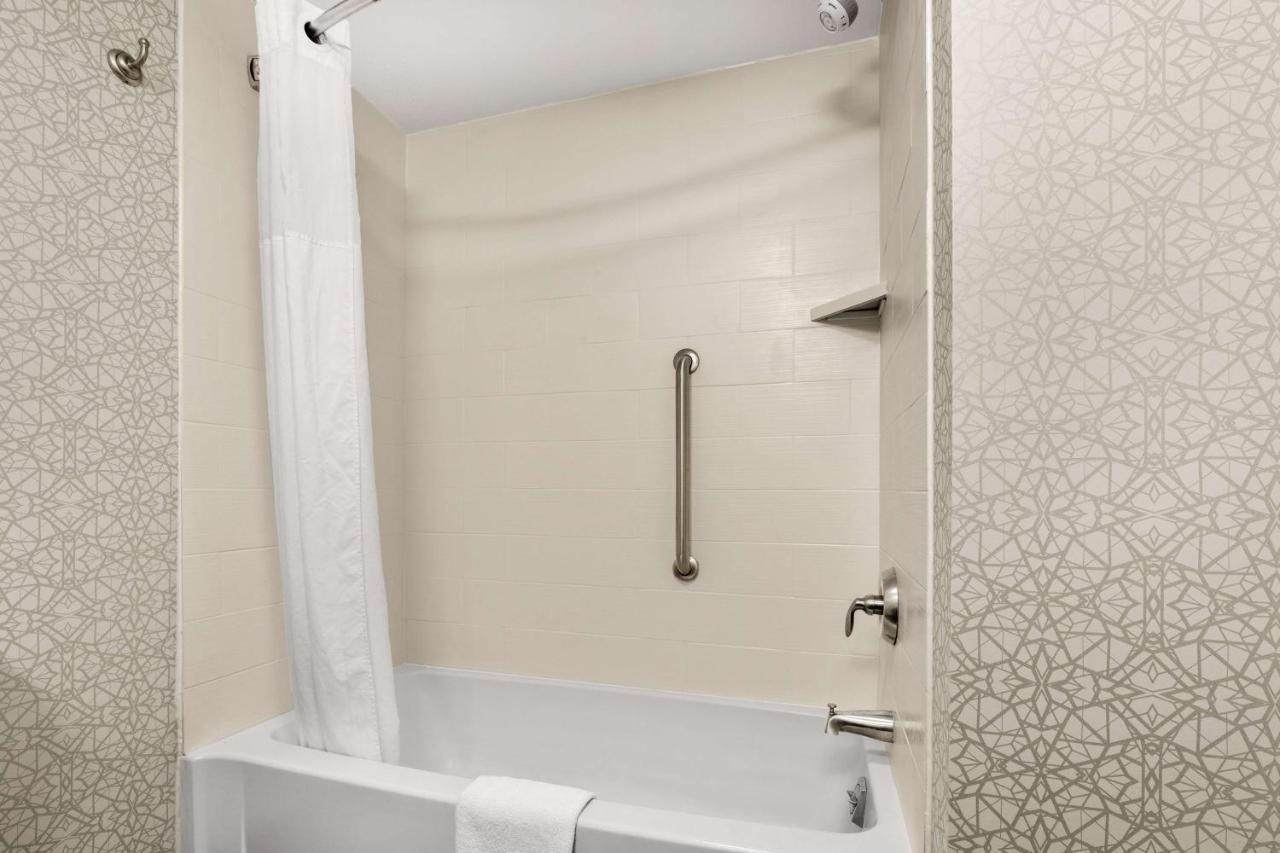 Hampton Inn & Suites Фэрбанкс Экстерьер фото