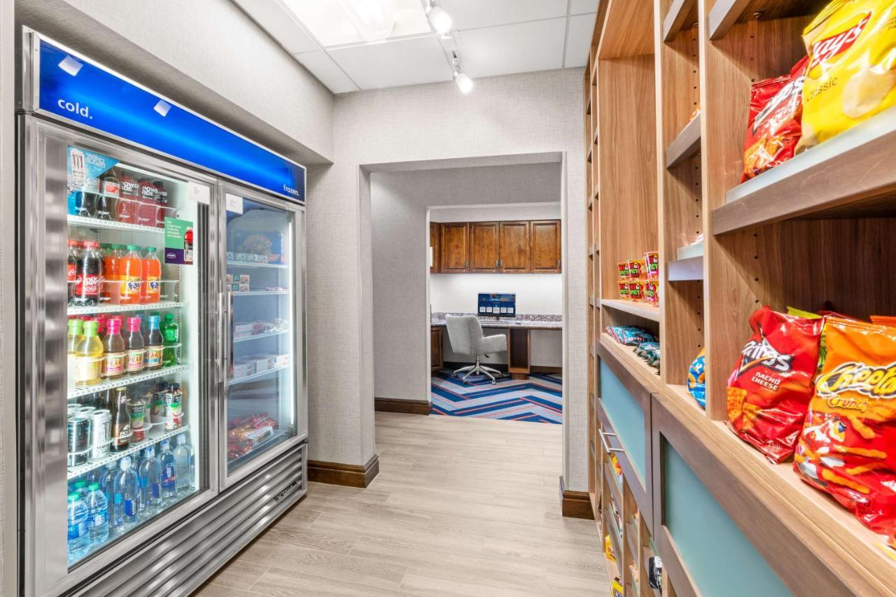 Hampton Inn & Suites Фэрбанкс Экстерьер фото