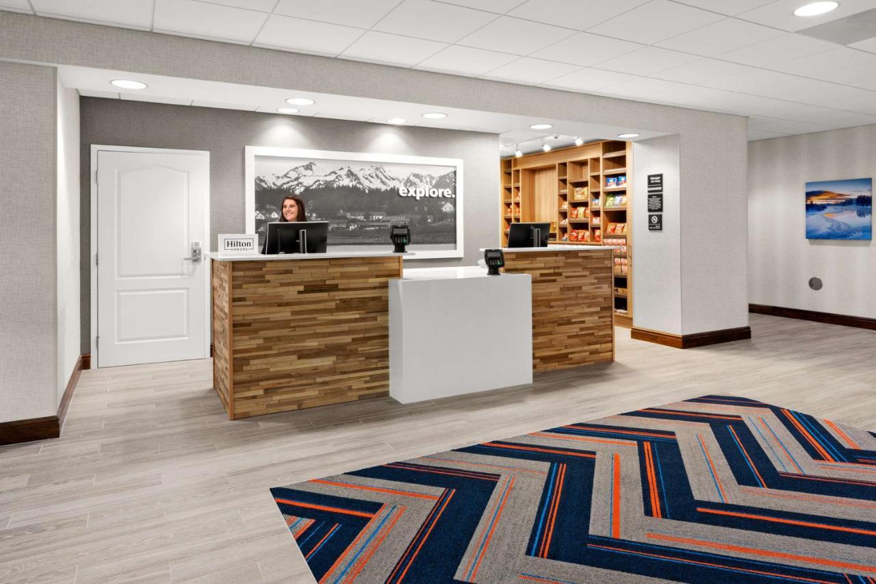 Hampton Inn & Suites Фэрбанкс Экстерьер фото
