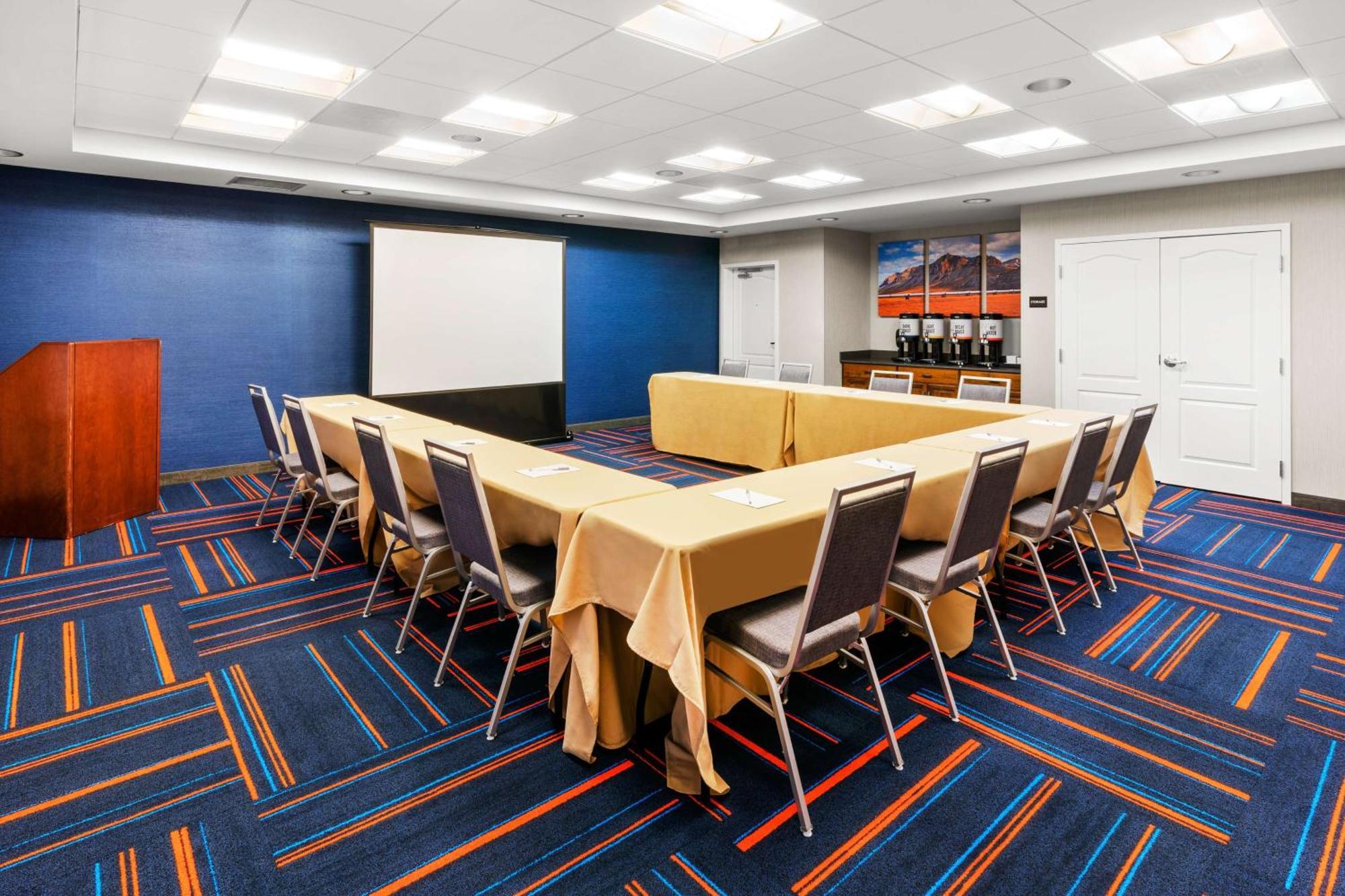 Hampton Inn & Suites Фэрбанкс Экстерьер фото